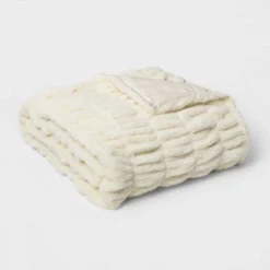 60" X 86" Faux Fur Oversized Bed Throw - Threshold Signature™ -Home Deals Store GUEST f8285427 54eb 4e0b aa6e c8ab07156195